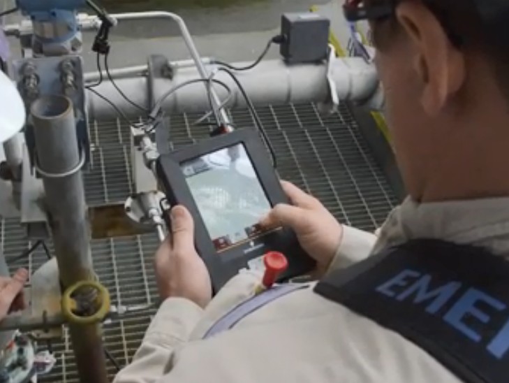 羅斯蒙特手操器怎么效驗(yàn)液位變送器如果是請(qǐng)參照相關(guān)品牌的液位變送器及手操器的使用說(shuō)明書(shū)操作。根據(jù)我的經(jīng)驗(yàn)有如下步驟：  1、確認(rèn)羅斯蒙特手操器是否支持你的液位變送器的通信格式(具體廠***可能有所不同)，這個(gè)可以在手操器的使用說(shuō)明書(shū)上查到或直接和手操器供應(yīng)商聯(lián)系確認(rèn)。  2、正確連接手操器和液位變送器，注意接線方式。  a、液位變送器的通信電路板是外部供電還是內(nèi)部供電，如果你是通過(guò)變送器接的通信線通常 應(yīng)該是內(nèi)部供電，如果是單***測(cè)試變送器的通信電路板時(shí)，則是外部供電。二者是有區(qū)別 的。具體可以參照你的變送器的說(shuō)明書(shū)。  b、注意接標(biāo)準(zhǔn)電阻(通常為250歐)。  3、將475手操器并接到標(biāo)準(zhǔn)電阻兩端。  4、通電，建立通信。  5、按照羅斯蒙特手操器的使用說(shuō)明書(shū)進(jìn)行操作設(shè)置儀表的0點(diǎn)、上限位、下限位。 如果發(fā)現(xiàn)液位變送器的上限位或下限位對(duì)應(yīng)的20mA或4mA出入較大，這時(shí)需要對(duì)電流做調(diào) 校。這時(shí)需要用到***精度的電流表，調(diào)校時(shí)需要將電流表串接到通信回路中。具體操作可以參 照手操器的使用說(shuō)明書(shū)。  6、設(shè)置相關(guān)參數(shù)后不要忘記將設(shè)置“下載”到你的儀表中。需要說(shuō)明注意的是，儀表在出廠時(shí)都做了調(diào)校，一般不需要用戶設(shè)置?？赡苄枰F(xiàn)場(chǎng)變更設(shè)置的是“上限位”和“下限位”即：“量程”。不過(guò)這在客戶和廠商簽訂合同及技術(shù)協(xié)議時(shí)一般是經(jīng)過(guò)溝通確認(rèn)了的，這在儀表出廠時(shí)，廠***會(huì)為客戶設(shè)好的。除非有變。